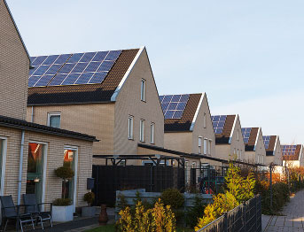 屋顶光伏发电电站如何清洗太阳能板